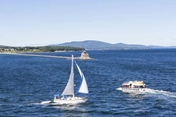 Segelbåt livbåtar och fyren — Stockfoto