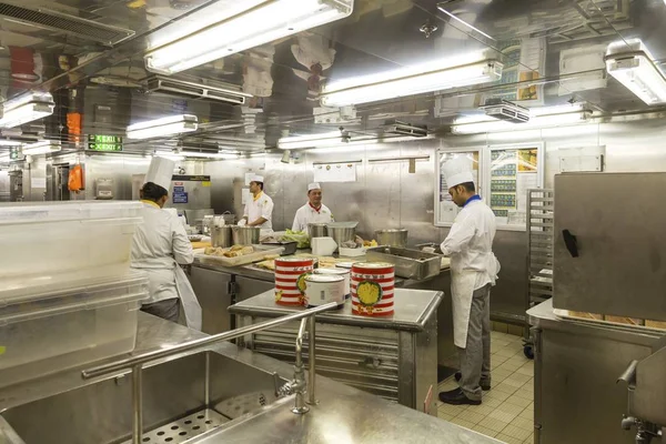 Lavoratori occupati in cucina commerciale — Foto Stock