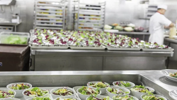Prepping salades in Restaurant Keuken — Stockfoto