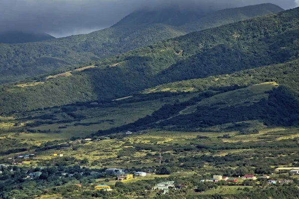 Зеленые холмы Сент-Китса с моря — стоковое фото