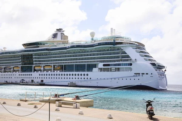 Moto et bateau de croisière — Photo