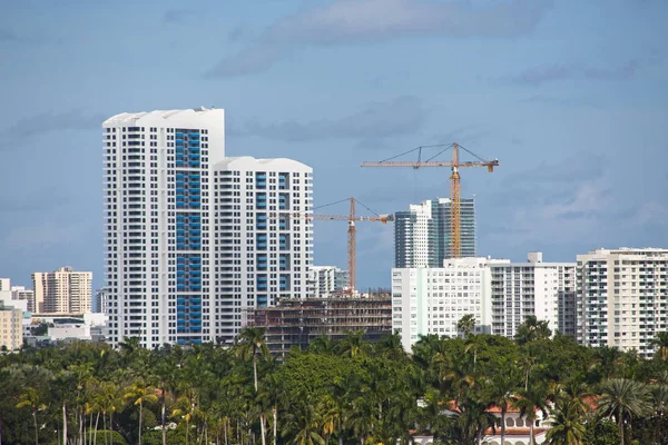 Condomínios e Guindastes em Miami — Fotografia de Stock