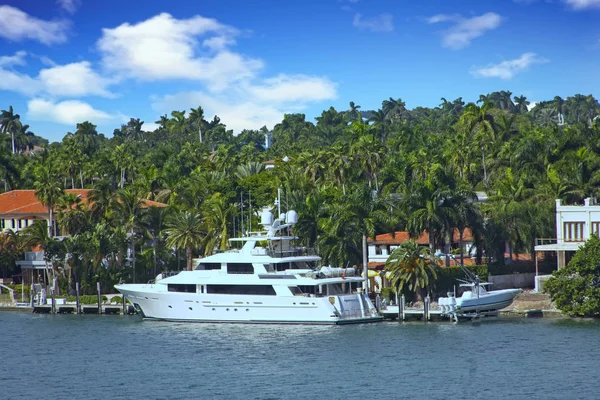 Yacht Docked in Shipping Channel — Stock Photo, Image