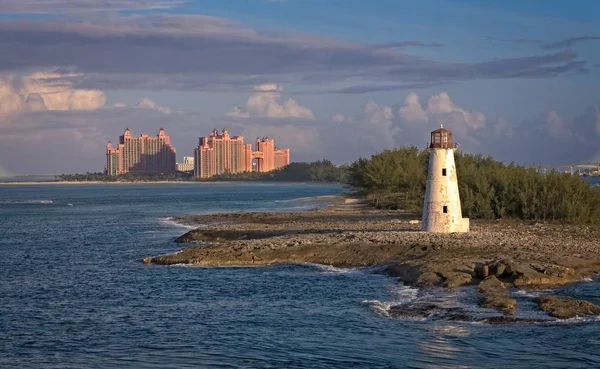 Vuurtoren en Resort in de Bahama 's — Stockfoto