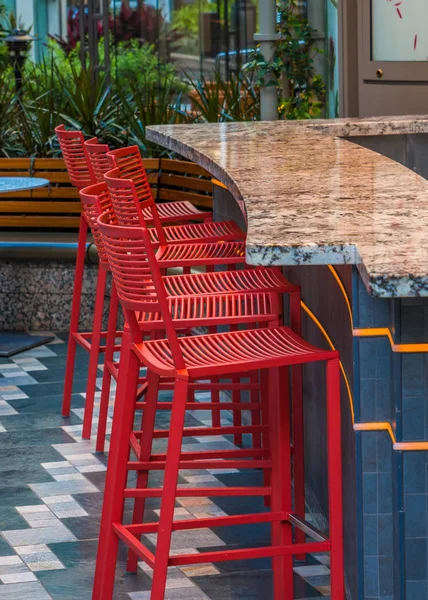 Κόκκινες καρέκλες στο μπαρ γρανίτη — Φωτογραφία Αρχείου