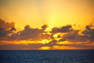 Denizin üzerinde güzel bir gün batımı