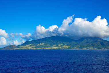 St Kitts bulutlar üzerinde yeşil tepeler