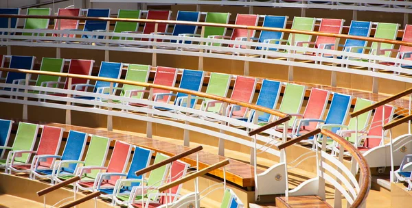 Řada barevných židlí — Stock fotografie