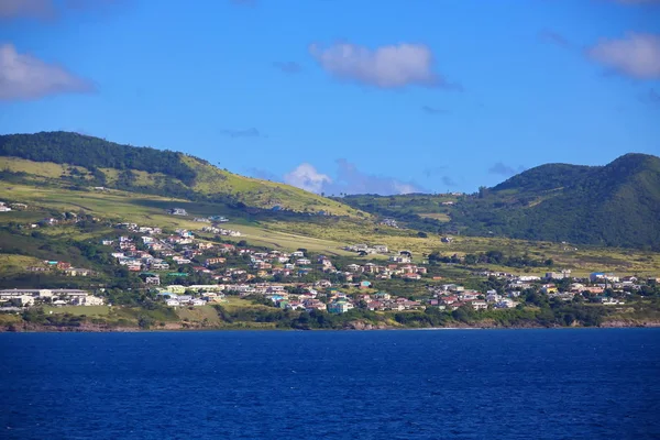 Case sulle verdi colline di St Kitts — Foto Stock