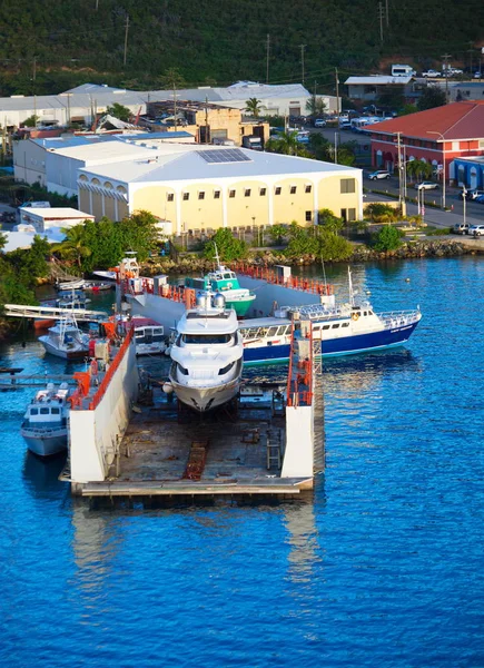 Jacht im Trockendock — Stockfoto