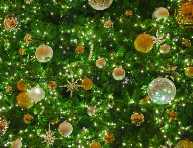 Işıklar ve yıldızlar Noel ağacı üzerinde
