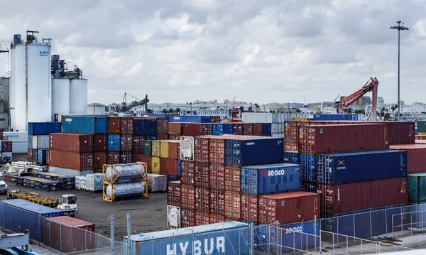 Красные и синие грузовые контейнеры — стоковое фото