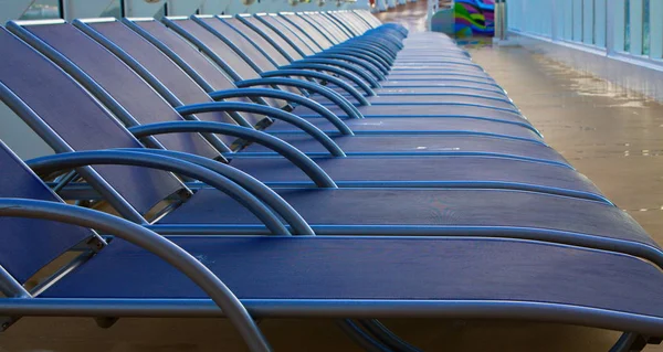 Rad med blå stolar — Stockfoto