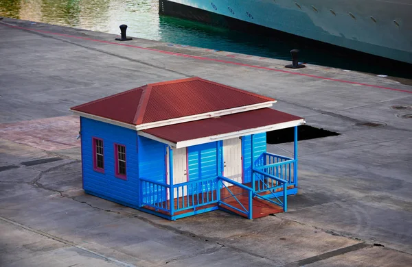 桟橋に青い小屋 — ストック写真