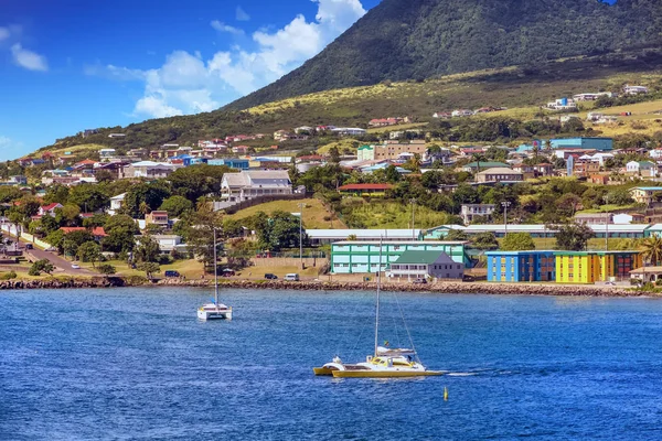 Segelbåtar förtöjd utanför St Kitts — Stockfoto