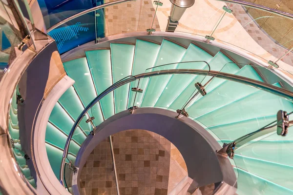 Escada em espiral de vidro — Fotografia de Stock
