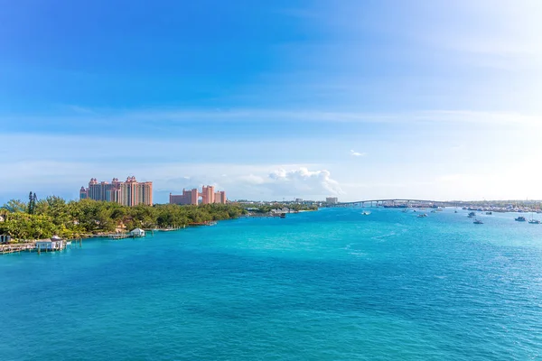Roze Resorts en Nassau Bridge — Stockfoto