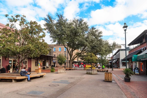Savannah, Georgia - 12 Ekim 2015: Savannah Georgia en eski kentidir. Tarihi mimarisi ve Parklar Tybee plajlara, Savannah her yıl milyonlarca ziyaretçiyi çekiyor.