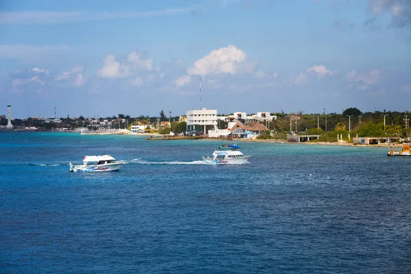 Aquaworld tour boote vor der küste von cozumel — Stockfoto