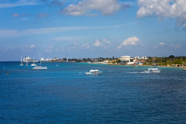 Barcos de recreo frente a la costa de Cozumel — Foto de Stock