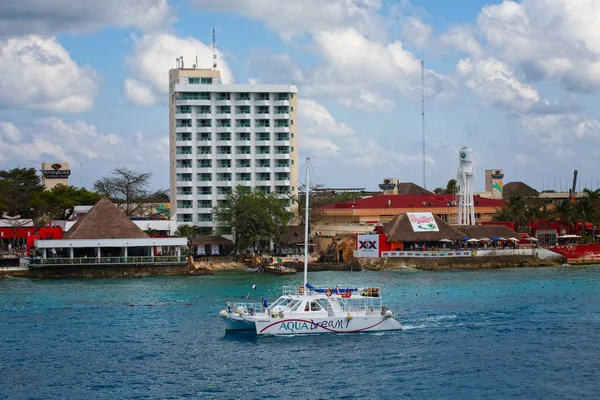 Tur båt tidigare hotell på kusten av Cozumel — Stockfoto