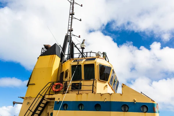 Sleepboot boot Bridge — Stockfoto