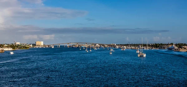 Brug en Marina — Stockfoto