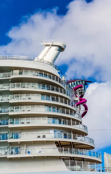 Gebogen achterkant dekken — Stockfoto