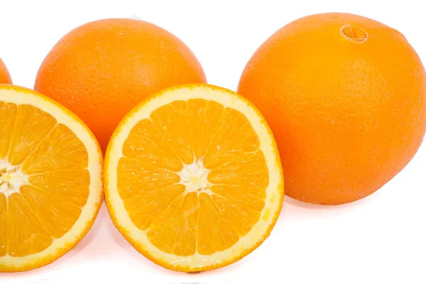 Naranjas enteras y medias — Foto de Stock