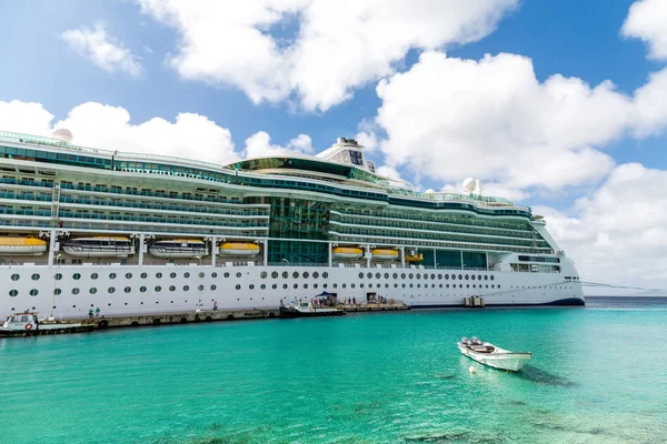 Fischerboot mit Kreuzfahrtschiff — Stockfoto