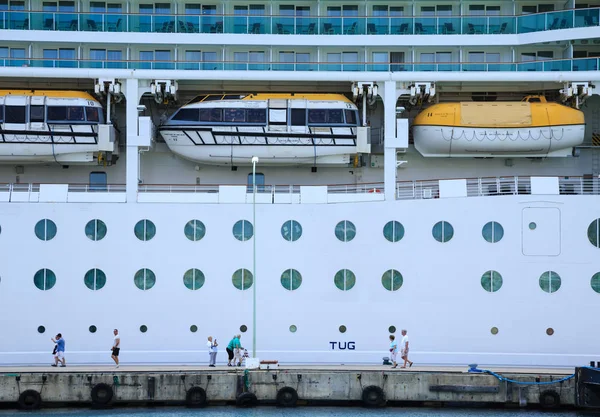 Turister på dockan av kryssningsfartyg — Stockfoto