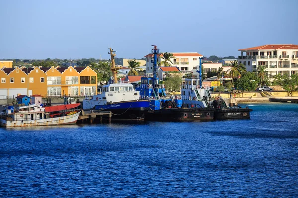 Barcos de trabalho na costa de Bonaire — Fotografia de Stock