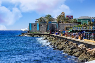 Kalabalık turist Curacao set boyunca