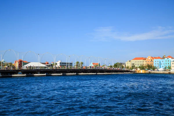 Pontonbro över Blå Caribbean — Stockfoto