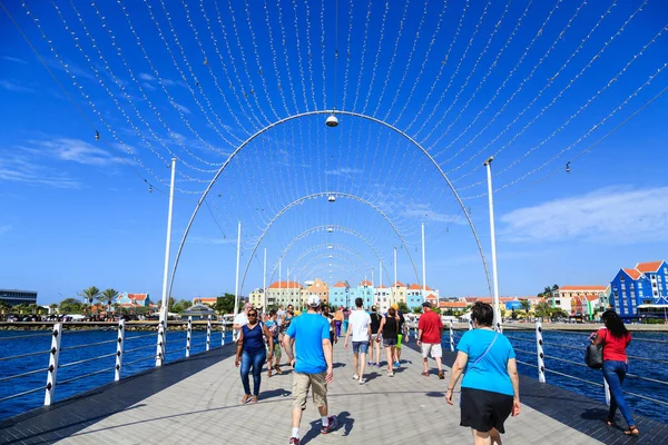 Turistas em Curaçao Pontoon Bridge — Fotografia de Stock