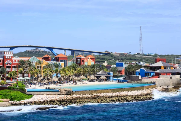 Curacao basen bez krawędzi i Resort — Zdjęcie stockowe