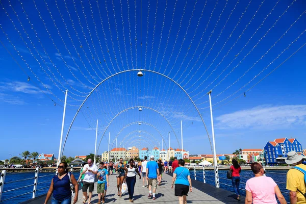 Turistas em Curaçao Pontoon Bridge — Fotografia de Stock