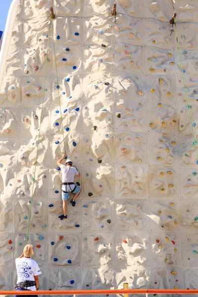 Homem na parede de escalada — Fotografia de Stock