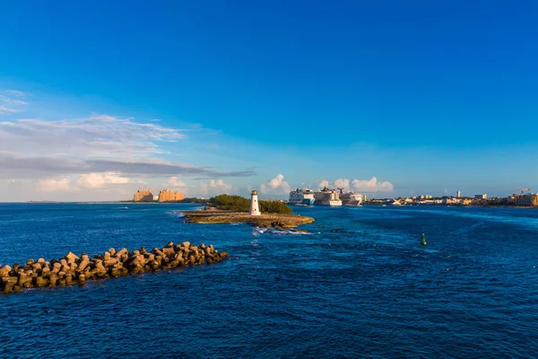 Deniz feneri ile yolcu gemilerine ve Resort