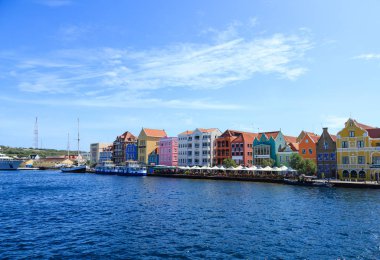 Curacao kıyısında renkli mağazaları