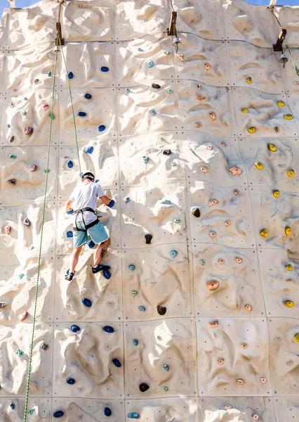 Homem na parede de escalada — Fotografia de Stock