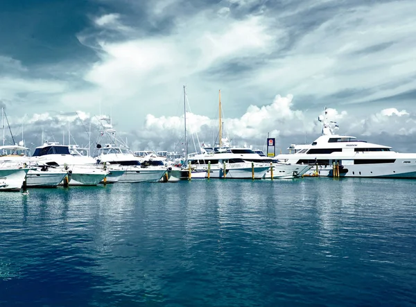 基韦斯特港的白色游艇 — 图库照片