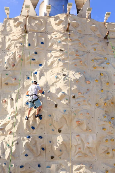 Homem na parede de escalada — Fotografia de Stock