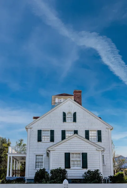 Casa Clapboard blanco bajo cielo agradable — Foto de Stock
