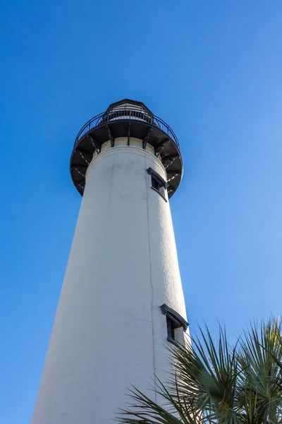 Aşağıdan Beyaz Deniz Feneri — Stok fotoğraf