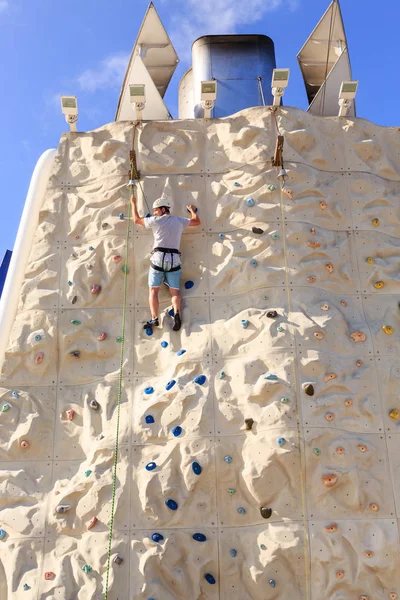 Homem na parede de escalada — Fotografia de Stock