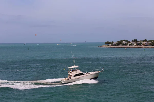 Fishing Boat Past Sunset Key — Stock Photo, Image