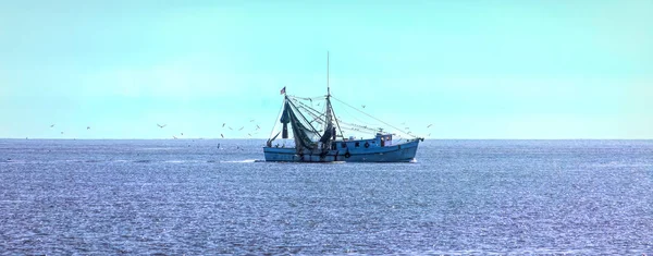 Barco de camarones en mar soleado —  Fotos de Stock