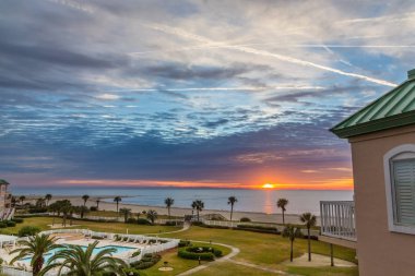 Kıyı Beach Condos güneş doğarken