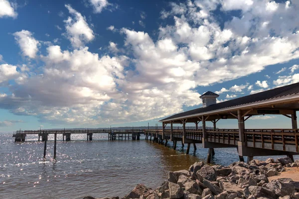 Bulutlar toplama altında pier — Stok fotoğraf